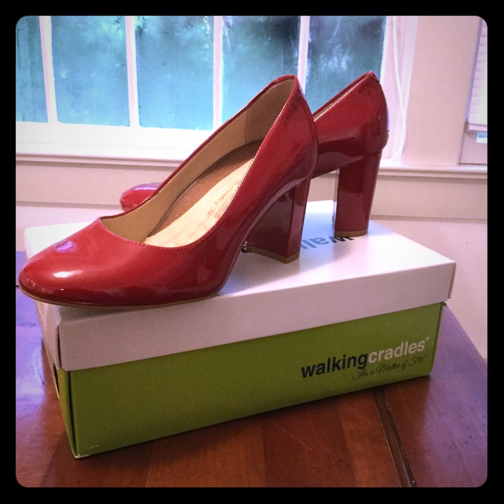 Women’s red patent pumps 7 1/2 W Walking Cradles